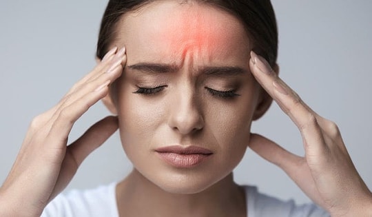 Đau đầu 'như búa bổ' mỗi khi thay đổi thời tiết, làm sao để khắc phục?