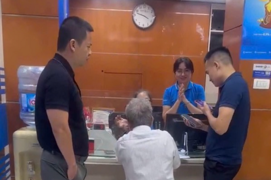 Thấy chồng lo lắng đến ngân hàng, người phụ tại Hà Nội lập tức báo công an đi tìm, ngăn chặn kịp thời vụ lừa đảo 2,2 tỷ đồng