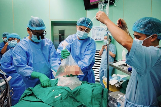 Những khoảnh khắc xúc động trong ca phẫu thuật lấy-ghép tạng hồi sinh 6 cuộc đời