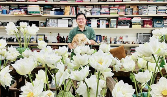 Cách cắm hoa sen độc, lạ của Nguyên chủ tịch FPT - ông Hoàng Nam Tiến