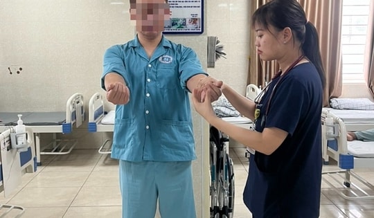 Người đàn ông ngoại quốc bị đột quỵ sau khi uống rượu