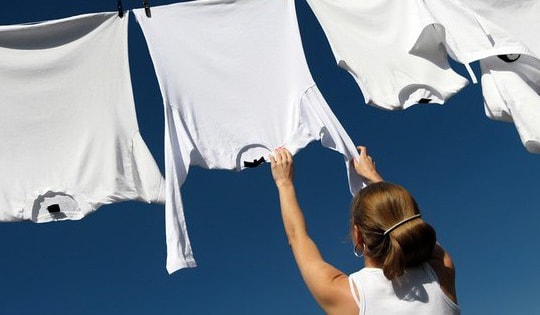 Thời tiết sắp bước vào mùa mưa, mẹo vặt dưới đây giúp quần áo nhanh khô, đỡ hôi trong mùa nồm ẩm