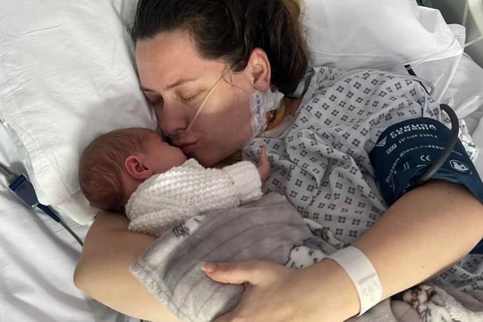 Cứu sống bà mẹ nhiễm vi khuẩn 'ăn thịt người'