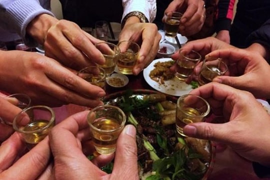 Người đàn ông ngoại quốc phải đi cấp cứu sau bữa rượu