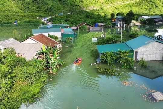 Ca đỡ đẻ đặc biệt trên xuồng cứu hộ giữa biển nước lũ ở Cao Bằng