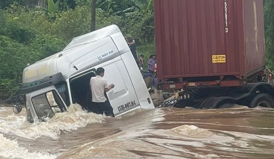Khen thưởng hai cá nhân dũng cảm cứu lái xe đầu kéo giữa dòng nước lũ