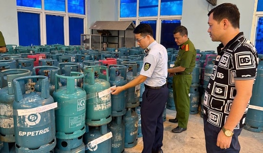 Hàng trăm bình gas mang nhãn Petro Hồng Hà, Venus, Toàn Cầu, Thăng Long được san chiết trái phép