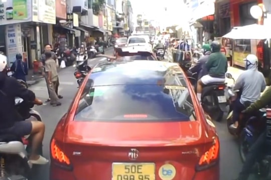 Phẫn nộ clip thanh niên đi ngược chiều, đánh người