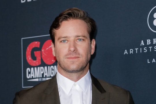 Nam chính 'Call me by your name' khánh kiệt, không đủ tiền mua xăng