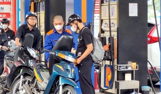 Giá xăng dầu giảm rất nhẹ, chỉ từ 84 đồng/lít