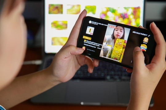 Ai rồi cũng lướt "tóp tóp": Tỷ lệ thâm nhập của TikTok tại Việt Nam cao kỷ lục, YouTube ngày càng "hụt hơi"