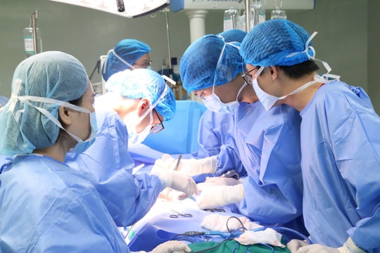 Mẹ hiến thận cứu con trai 24 tuổi