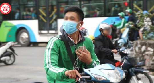 Nghiêm cấm hành vi đeo tai nghe dây, tai nghe bluetooth khi đi xe máy