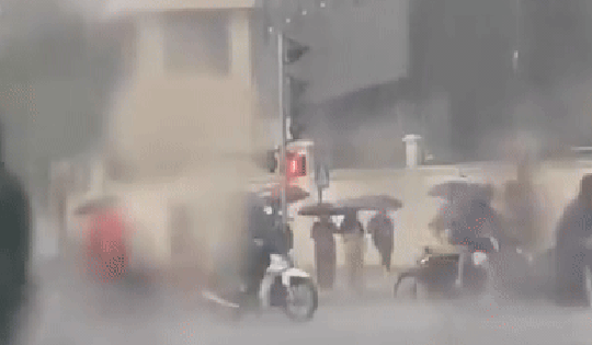 CSGT Hà Nội dầm mưa phân luồng giao thông được cư dân mạng hết lời ngợi khen