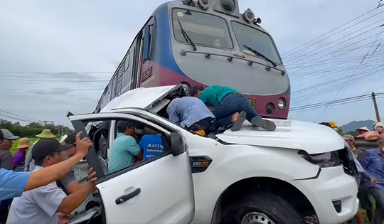 Va chạm với tàu hỏa chở hàng, ô tô bị đẩy hơn 200m