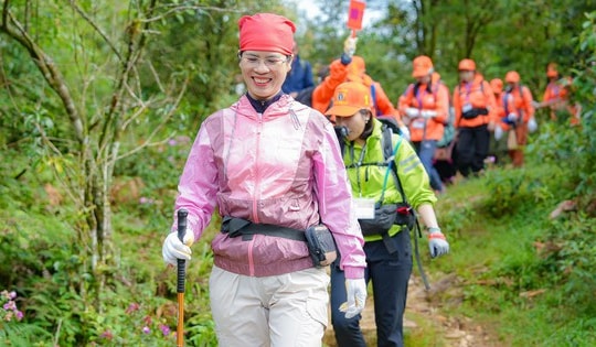 Gần 600 người cùng chinh phục đỉnh Fansipan, chinh phục chính mình