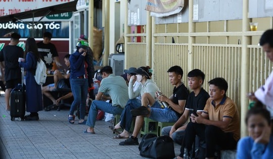 Người dân lỉnh kỉnh đồ đạc 'rời' Thủ đô về nghỉ lễ Quốc khánh 2/9