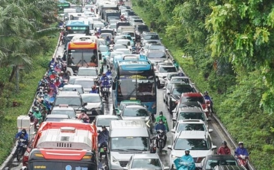 Giao thông Hà Nội ùn tắc từ sáng tới trưa trong ngày làm việc cuối trước nghỉ lễ 2/9