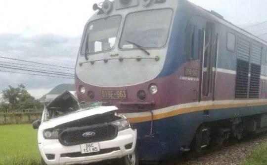 Ôtô bị đẩy hơn 200 m sau va chạm tàu hỏa