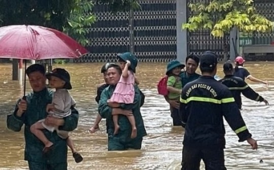 8 trẻ mầm non mắc kẹt ở trường khi lũ về