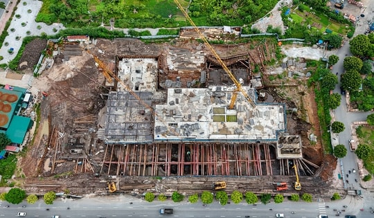 Cận cảnh dự án chung cư khiến mặt đường hư hỏng