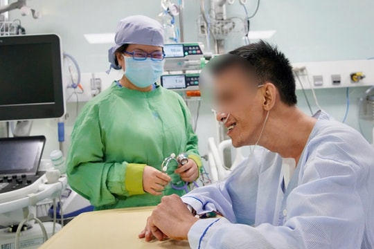 Bệnh nhân được ghép tim của chàng trai Hà Nội đã tự ăn cháo, trò chuyện vui vẻ