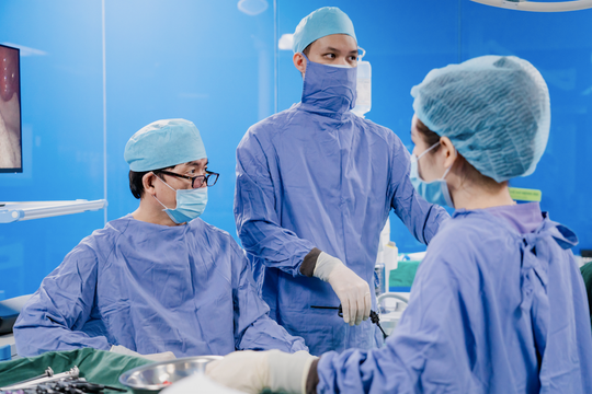 Bệnh viện Hồng Ngọc cấp cứu thành công bệnh nhân ung thư đại tràng vỡ vào gan