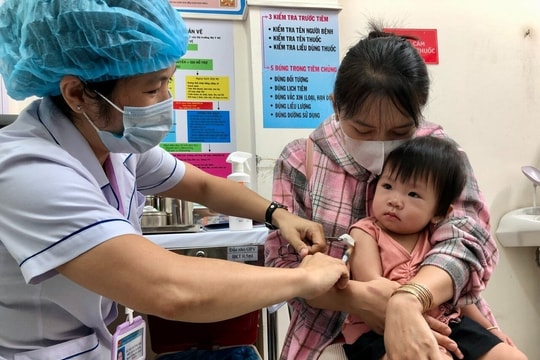 Dịch bùng phát, TP.HCM đồng loạt tiêm vaccine sởi cho trẻ