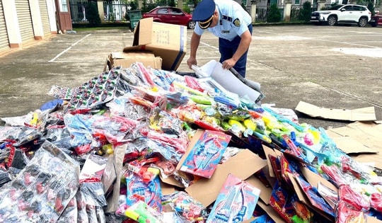 Trước thềm Tết Trung thu, tiểu thương công khai bán hàng ngàn đồ chơi trẻ em nhập lậu, bánh Trung thu không rõ nguồn gốc