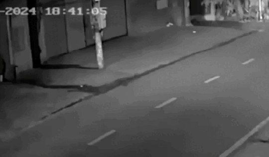 Xe bán tải chạy ngược chiều, húc văng hai người trên xe máy