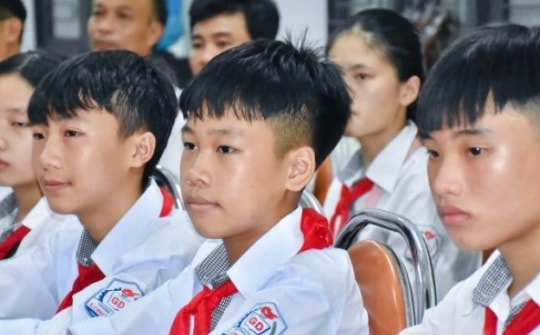 Ba nam sinh nhận huy hiệu Tuổi trẻ dũng cảm vì cứu hai người đuối nước