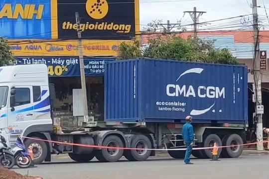 Bình Phước: 2 dì cháu tử vong dưới gầm xe container