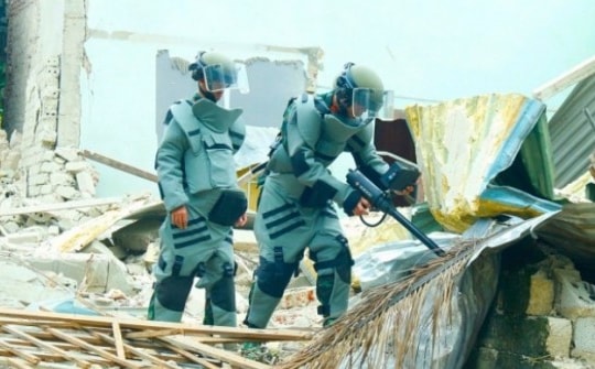 Vụ nổ 4 người thương vong: Cận cảnh quân đội sử dụng thiết bị hiện đại soi chiếu vật liệu nổ