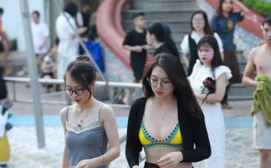 Hàng nghìn người đổ về công viên nước Hồ Tây vui chơi trong ngày đầu nghỉ lễ Quốc khánh 2/9