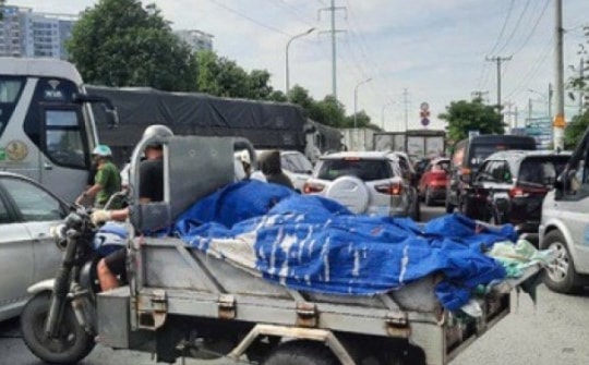 Xe container va chạm xe 4 chỗ, đường dẫn vào cao tốc TP HCM - Long Thành - Dầu Giây kẹt xe kéo dài