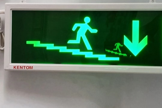 Yêu cầu lắp đặt biển báo an toàn tầm thấp mới nhất 2024