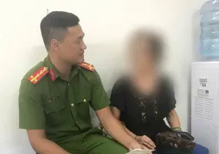 Cụ bà 82 tuổi may mắn giữ được 300 triệu đồng khi rơi vào bẫy giả danh Công an