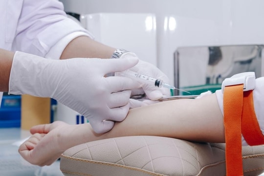 Lở loét cơ thể, nhập viện cấp cứu do 'tự làm bác sĩ' tại nhà