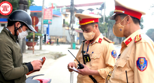 Quy định về hiệu lệnh dừng phương tiện giao thông khi đang ngồi trên phương tiện giao thông tuần tra