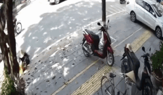 Không chú ý quan sát, xe ô tô gây tai nạn khiến người phụ nữ nhặt ve chai tử vong ở Bắc Giang