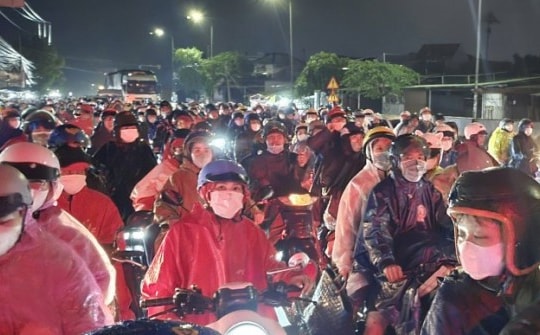 Hàng ngàn người đội mưa về miền Tây nghỉ lễ Quốc Khánh 2-9