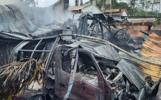 Cháy kho ở TP Bảo Lộc, thiêu rụi 5 ôtô