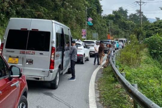 Nghìn người đi Tam Đảo nghỉ lễ, đường lên núi tắc suốt 3 tiếng