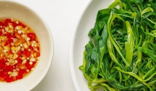 Cách luộc rau muống xanh giòn đơn giản