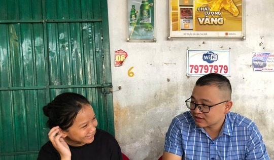 Hai nữ nhân viên lao vào dòng nước xiết cứu cụ ông bán vé số