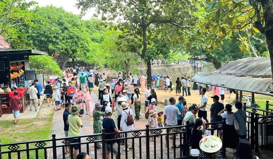 Di tích Huế nắng chói chang vẫn đông nghịt khách tham quan trong ngày Quốc khánh 2/9