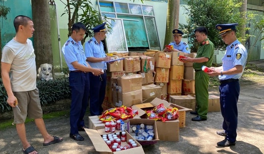 Trước thềm Tết Trung thu, tiểu thương công khai bốc xếp vận chuyển hàng ngàn bánh kẹo, táo đỏ nhập lậu