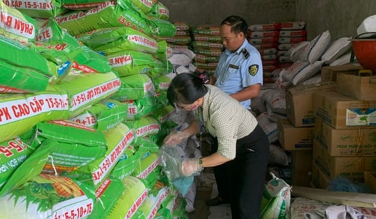 Tiểu thương công khai kinh doanh hơn 5.000kg phân bón không đảm bảo chất lượng