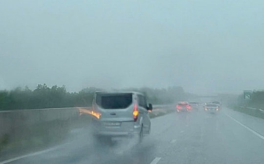 Mưa lớn, ô tô phải vào làn khẩn cấp cao tốc Phan Thiết - Dầu Giây để núp