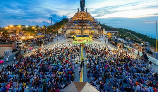 Núi Bà Đen hút hàng vạn du khách đến vui chơi và tham dự dâng đăng mừng Quốc khánh